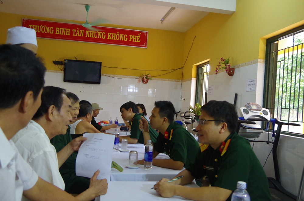 Các y, bác sĩ khám bệnh, tư vấn sức khỏe cho thương binh tại Trung tâm điều dưỡng thương binh Kim Bảng (Hà Nam).